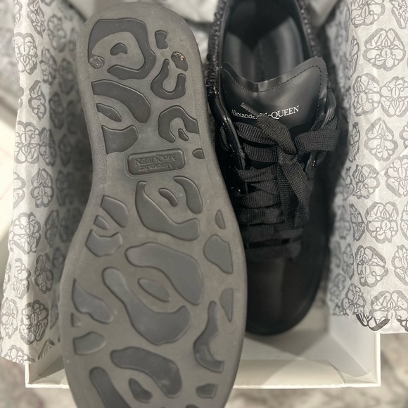 Alexander McQueen Black and White Accessories - Picture 6 of 10